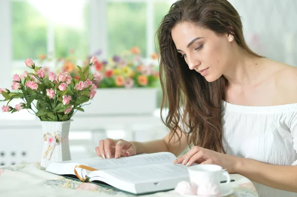 Jonge Aantrekkelijke Vrouw Met Boek Kopje Koffie — Stockfoto