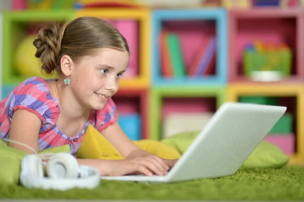 Schattig Meisje Met Laptop Thuis — Stockfoto