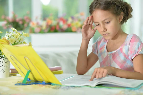 可爱的小女孩在家里做作业 — 图库照片