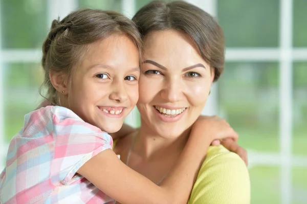 Close Retrato Uma Menina Encantadora Abraçando Com Mãe Casa — Fotografia de Stock