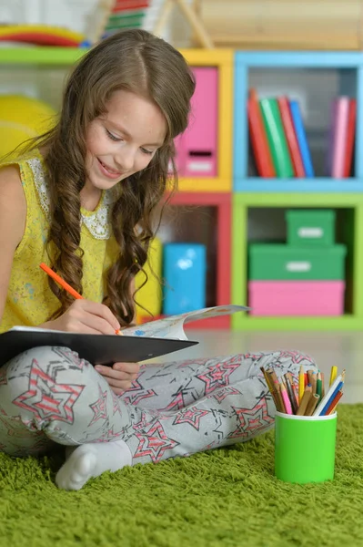 Carino Sorridente Ragazza Disegno Casa — Foto Stock