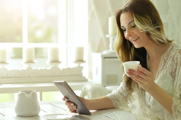 Retrato Mulher Usando Computador Tablet Beber Café — Fotografia de Stock