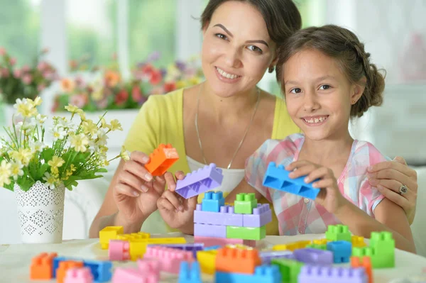 Küçük Kız Anne Evde Renkli Plastik Bloklarla Oynuyorlar — Stok fotoğraf