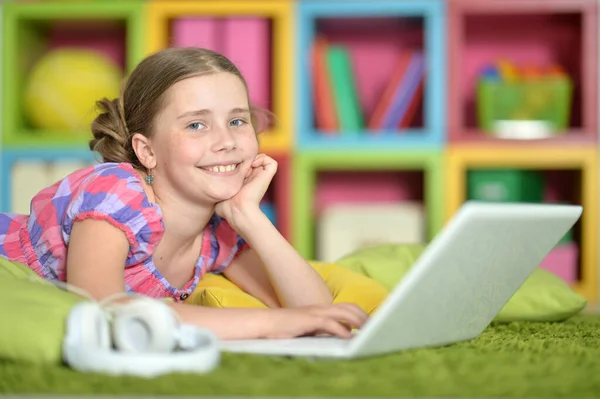 Ragazza Carina Con Computer Portatile Casa — Foto Stock