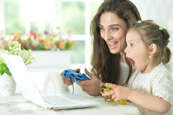 Felice Madre Figlia Utilizzando Computer Portatile Giocare Videogioco — Foto Stock