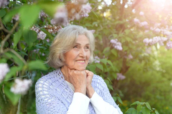 Пожилая Красивая Женщина Позирует Сиренью Парке — стоковое фото