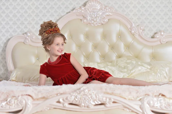 Mignonne Petite Fille Robe Rouge Couchée Sur Lit — Photo