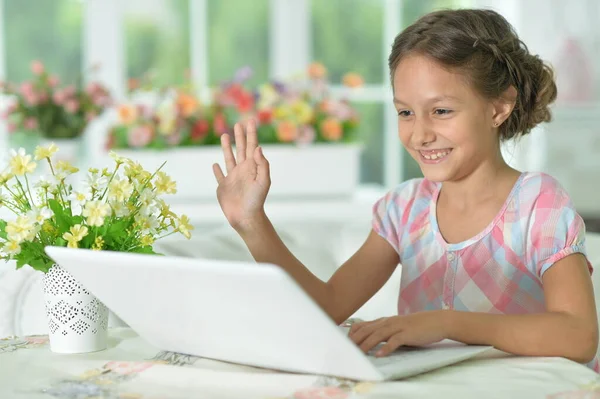 Συναισθηματικά Χαριτωμένο Κορίτσι Χρησιμοποιώντας Φορητό Υπολογιστή Στο Σπίτι Κουνώντας Χέρι — Φωτογραφία Αρχείου