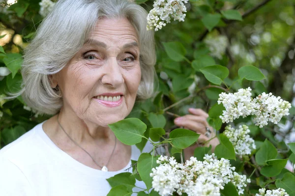 Senior Beautiful Woman Lilacs Park — Stock Photo, Image