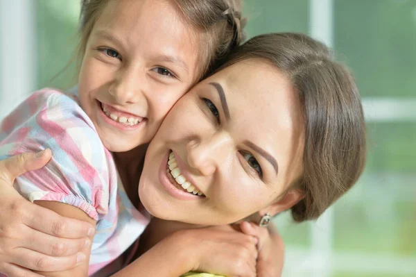 Närbild Porträtt Charmig Liten Flicka Kramas Med Mamma Hemma — Stockfoto