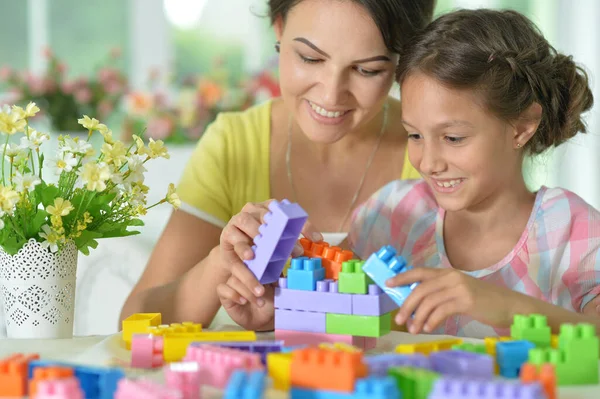 Liten Dotter Och Mor Leker Med Färgglada Plastblock Hemma — Stockfoto