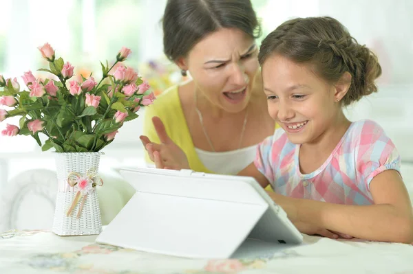 Madre Hija Usando Tabletas Juntas Casa — Foto de Stock