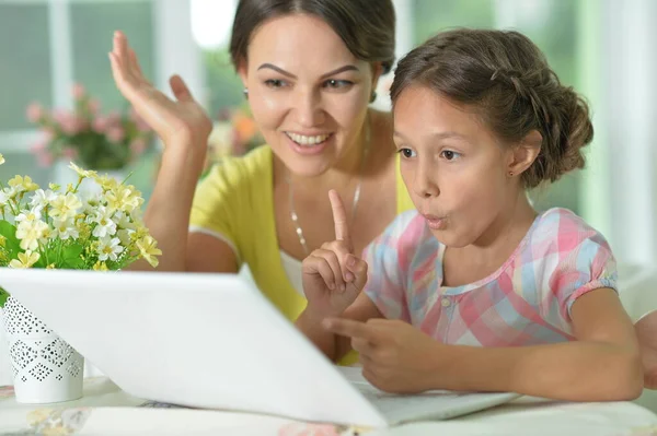 Retrato Madre Hija Tienen Una Idea Mientras Utiliza Ordenador Portátil — Foto de Stock