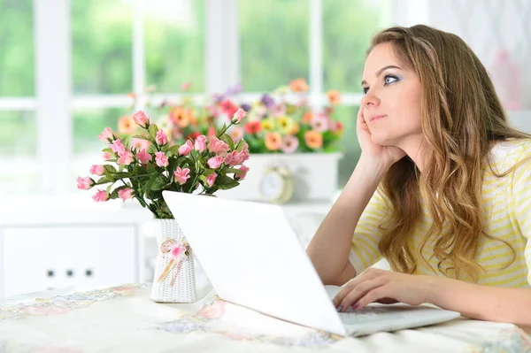 Portret Van Een Jonge Attente Vrouw Die Met Een Laptop — Stockfoto