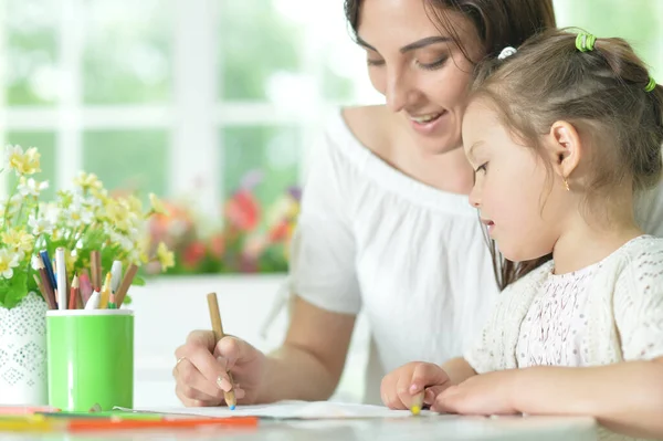 Linda Chica Con Madre Dibujo Mesa —  Fotos de Stock