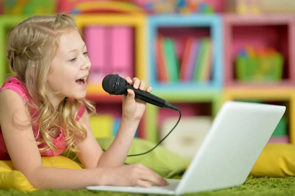 Emocional Bonito Menina Cantando Karaoke — Fotografia de Stock