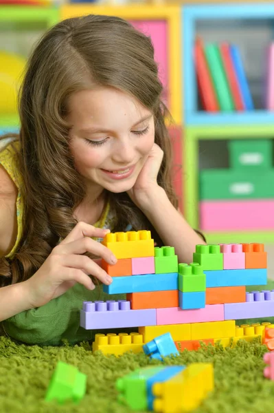 Dziewczyna Gra Kolorowe Plastikowe Bloki — Zdjęcie stockowe