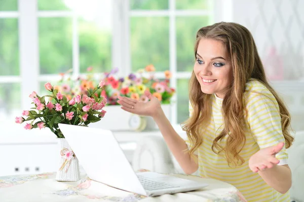 Portrait Young Surprised Woman Working Laptop — Stock Photo, Image