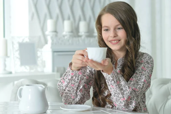 Ragazza Carina Che Beve Cucina Leggera — Foto Stock