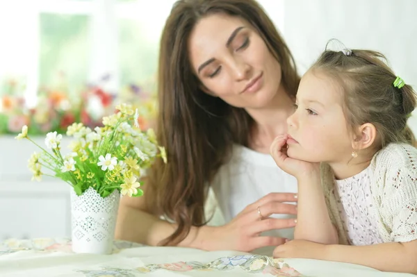 Close Portret Van Een Charmante Kleine Meisje Met Mam Thuis — Stockfoto