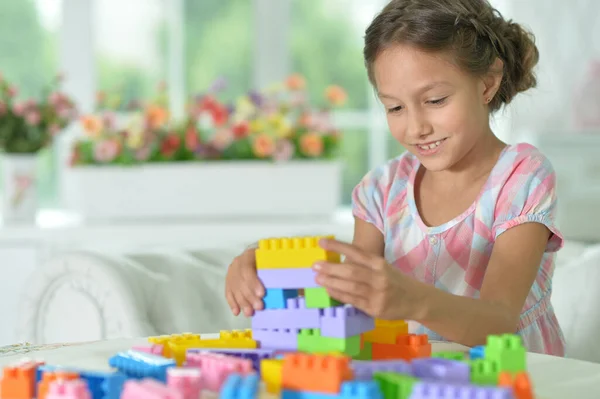 Kleines Mädchen Spielt Mit Bunten Plastikklötzen — Stockfoto