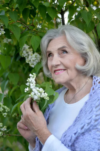 Senior Vacker Kvinna Poserar Med Syrener Parken — Stockfoto