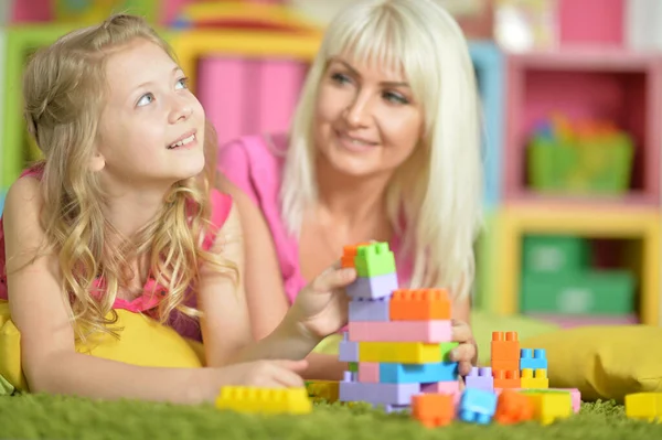 Kleine Dochter Moeder Spelen Met Kleurrijke Plastic Blokken Thuis — Stockfoto