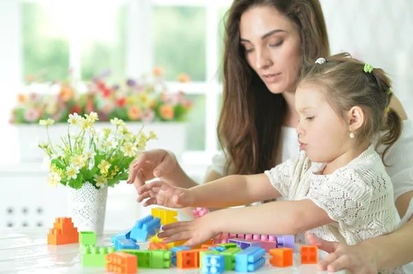 Chica Con Madre Jugando Con Bloques Plástico Colores —  Fotos de Stock