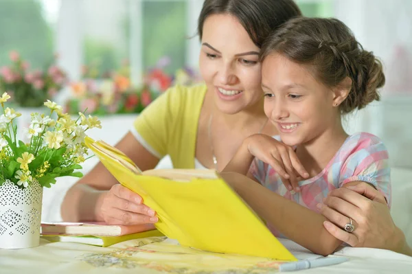 Pouco Bonito Menina Leitura Livro Com Mãe Mesa Casa — Fotografia de Stock