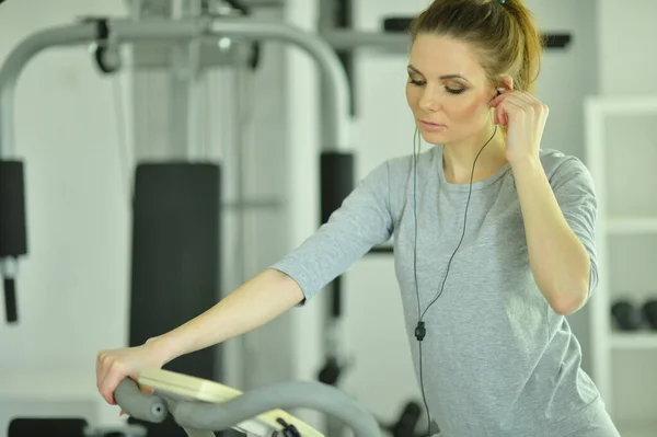 Mujer Joven Deportiva Escuchando Música Durante Entrenamiento Gimnasio — Foto de Stock