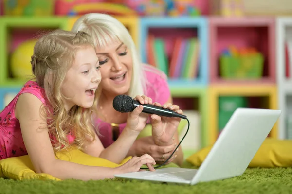 Retrato Mãe Sorridente Filha Cantando Karaoke — Fotografia de Stock