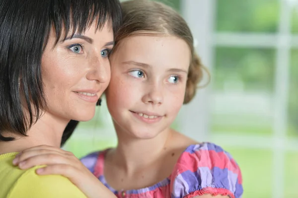 Close Portret Van Een Charmante Kleine Meisje Knuffelen Met Mam — Stockfoto