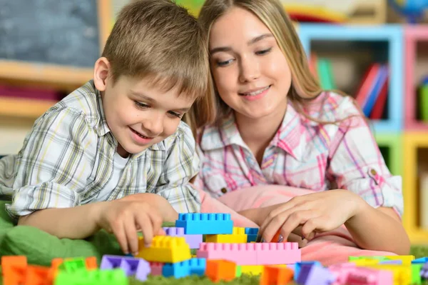 Ung Mor Leker Med Söt Liten Son — Stockfoto