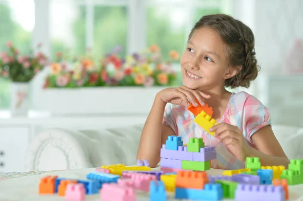 Niña Jugando Con Bloques Plástico Colores — Foto de Stock