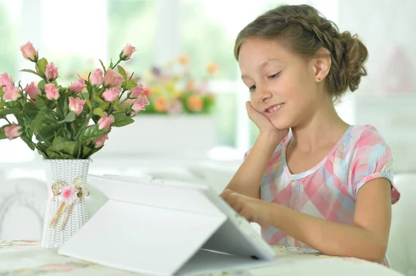 Porträt Der Schönen Kleinen Mädchen Mit Tablet — Stockfoto