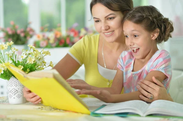 Kis Aranyos Lány Olvasás Könyv Anyával Asztalnál Otthon — Stock Fotó