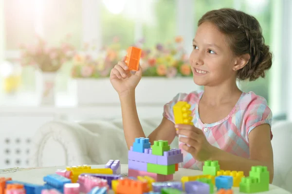 Bambina Che Gioca Con Blocchi Plastica Colorati — Foto Stock
