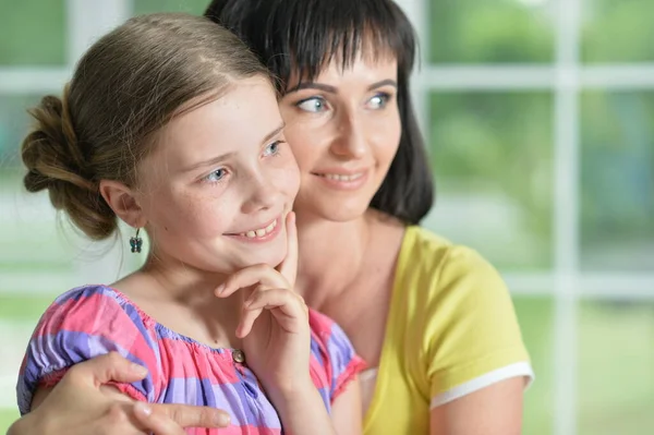 Retrato Cerca Una Encantadora Niña Abrazándose Con Mamá Casa —  Fotos de Stock