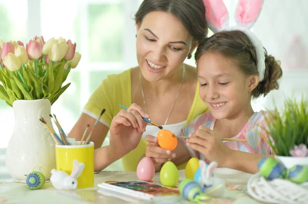 Mutter Mit Tochter Mit Hasenohren Die Hause Ostereier Verzieren — Stockfoto