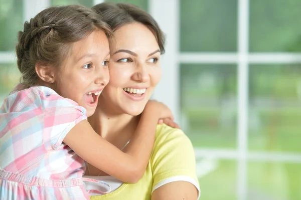 Närbild Porträtt Charmig Liten Flicka Kramas Med Mamma Hemma — Stockfoto