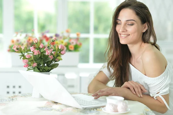 Portrait Young Happy Woman Working Laptop — Stock Photo, Image