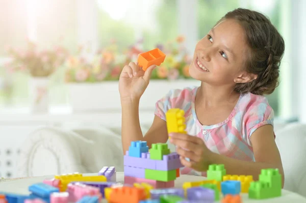 Bambina Che Gioca Con Blocchi Plastica Colorati — Foto Stock