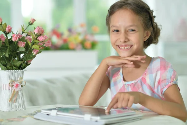 Retrato Hermosa Niña Con Tableta — Foto de Stock