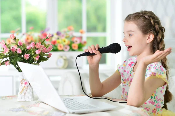 Niedliche Mädchen Mit Laptop Hause Karaoke Singen — Stockfoto