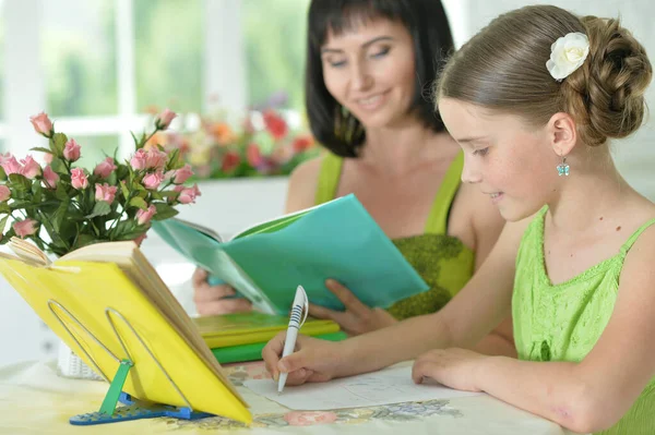 귀여운 소녀와 어머니 가집에서 숙제를 — 스톡 사진
