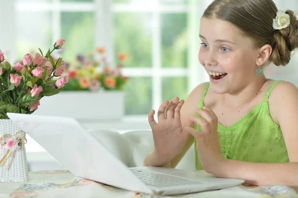 Симпатичная Удивленная Девушка Использующая Ноутбук Дома — стоковое фото