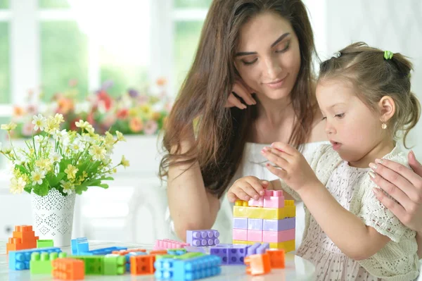 Kleine Dochter Gelukkig Moeder Spelen Met Kleurrijke Plastic Blokken Thuis — Stockfoto
