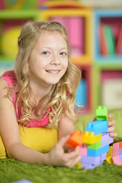 Bambina Che Gioca Con Blocchi Plastica Colorati — Foto Stock