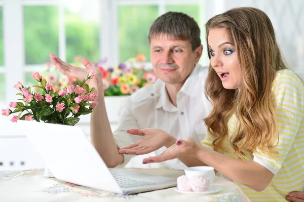 Jovem Casal Sentado Mesa Usando Laptop — Fotografia de Stock