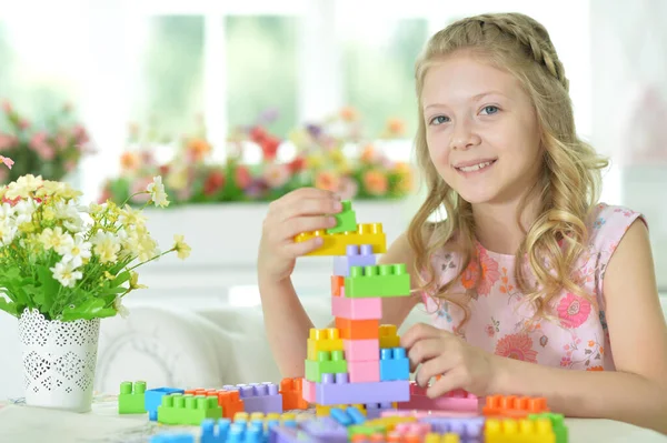 Kleines Mädchen Spielt Mit Bunten Plastikklötzen — Stockfoto